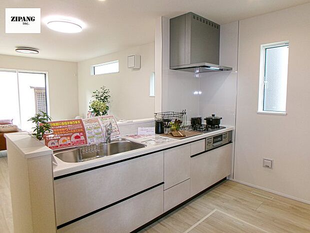 【キッチン】【キッチン】お子さまや家族と距離感近く料理が可能な対面式のシステムキッチンです。3口コンロのキッチンでお料理のレパートリーが増えそうです♪ 