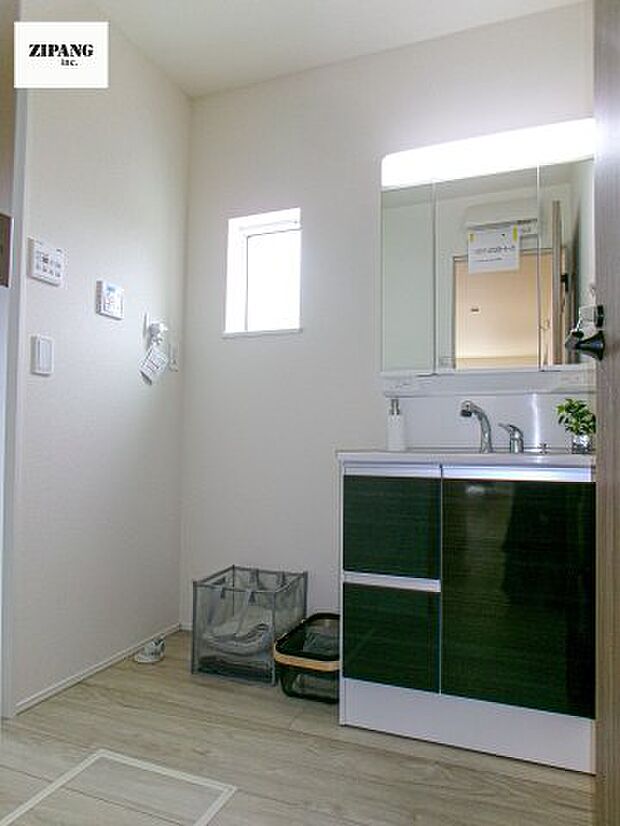 【独立洗面台】【洗面所】脱衣スペースに三面鏡付きの洗面化粧台。曇り止め付きのミラーキャビネットを採用。ミラーの内側は収納になっており歯磨きセットなどの保管に便利です。