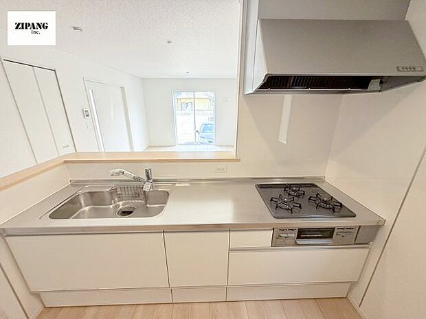 【キッチン】【キッチン】お子さまや家族と距離感近く料理が可能な対面式のシステムキッチンです。3口コンロのキッチンでお料理のレパートリーが増えそうです♪ 