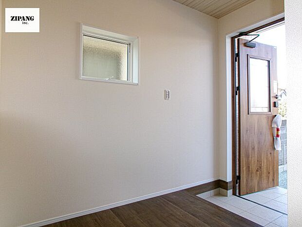 【玄関】【玄関】明るくすっきりした玄関が家族やお客さまを迎えてくれます。玄関タイルはお掃除しやすく清潔を保てます♪ 