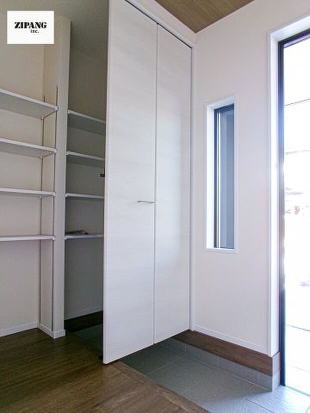 【玄関】【玄関】明るい玄関。大容量の収納スペースは大家族でもらくらく収納可能です。 