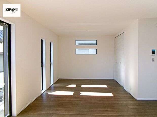 【居間・リビング】【リビング】キッチンと一体になったリビングはひろびろとしたくつろぎ空間を実現しています。 