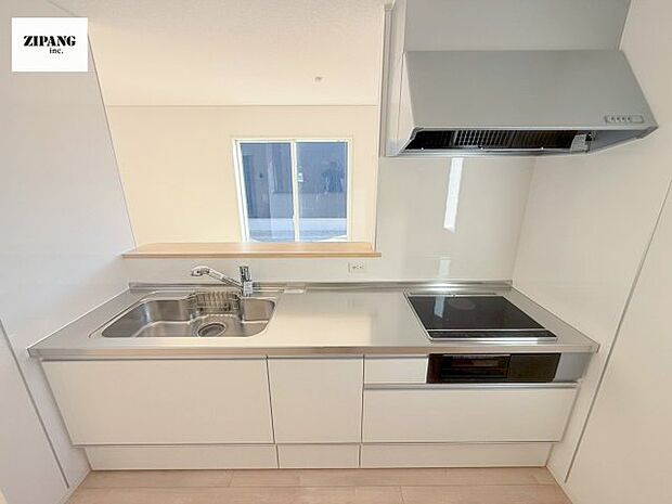 【キッチン】【キッチン】お子さまや家族と距離感近く料理が可能な対面式のシステムキッチンです。IHの3つ口コンロでお料理のレパートリーが増えそうです。 