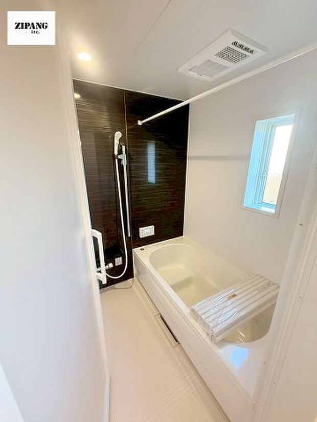 【風呂】【浴室】1坪タイプのお風呂。浴室暖房換気乾燥機付きで、雨の日の洗濯や冬の入浴を快適に過ごせます。