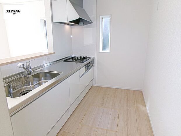 【キッチン】【キッチン】お子さまや家族と距離感近く料理が可能な対面式のシステムキッチンです。3口コンロのキッチンでお料理のレパートリーが増えそうです♪