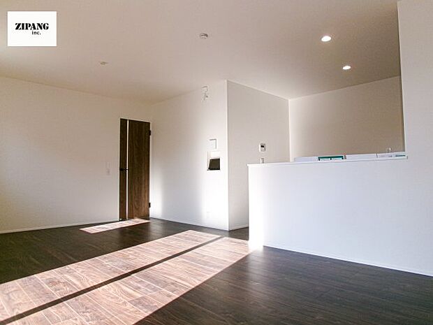 【居間・リビング】【リビング】キッチンと一体になったリビングはひろびろとしたくつろぎ空間を実現しています。 