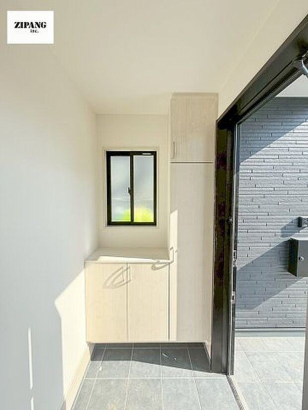 【玄関】【玄関】玄関に窓があるとお家全体が明るい印象を受けます。玄関タイルはお掃除しやすく清潔を保てます♪