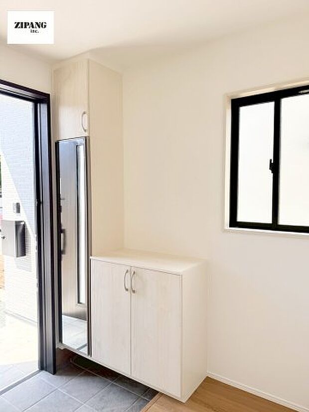 【玄関】【玄関】玄関に窓があるとお家全体が明るい印象を受けます。収納扉はミラー付きですのでお出かけ前に便利です。 