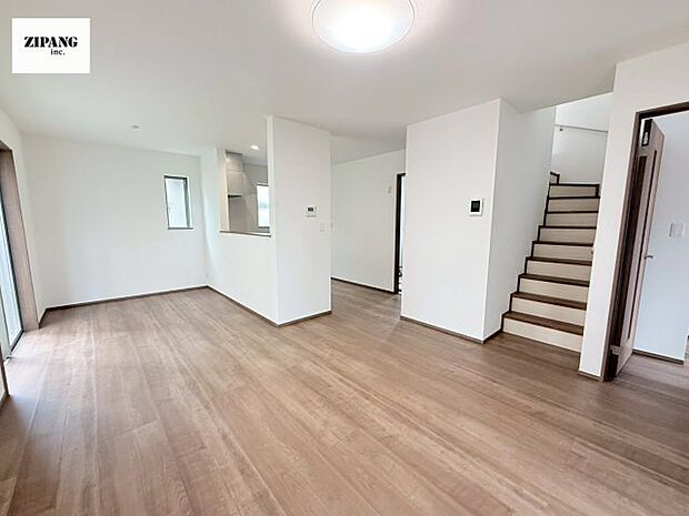 【居間・リビング】【リビング】キッチンと一体になったリビングはひろびろとしたくつろぎ空間を実現しています。