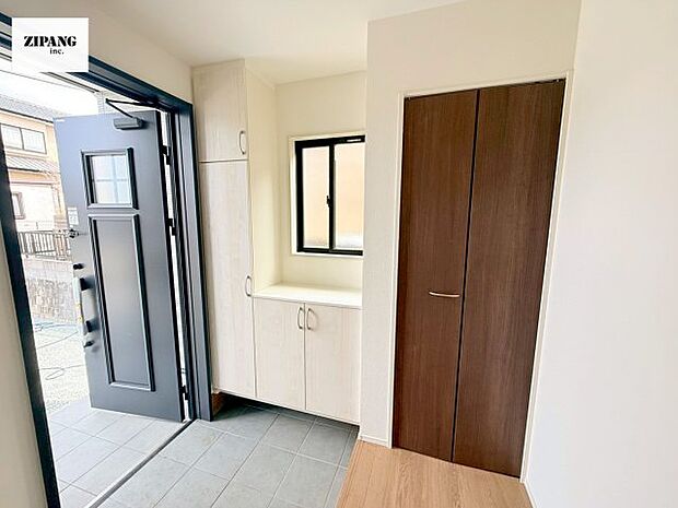 【玄関】【玄関】玄関に窓があるとお家全体が明るい印象を受けます。大容量の収納力で整理整頓もばっちりです。