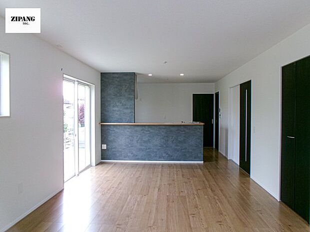 【キッチン】【リビング】キッチンと一体になったリビングはひろびろとしたくつろぎ空間を実現しています。 