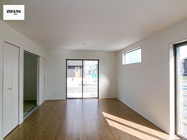 【居間・リビング】【リビング】キッチンと一体になったリビングはひろびろとしたくつろぎ空間を実現しています。