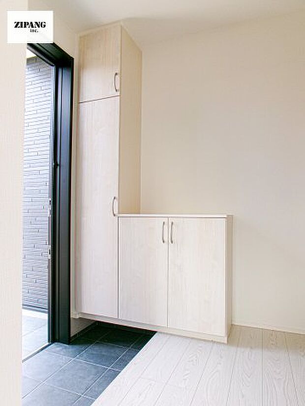 【玄関】【玄関】明るくすっきりした玄関が家族やお客さまを迎えてくれます。玄関タイルはお掃除しやすく清潔を保てます♪