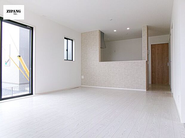 【居間・リビング】【リビング】キッチンと一体になったリビングはひろびろとしたくつろぎ空間を実現しています。