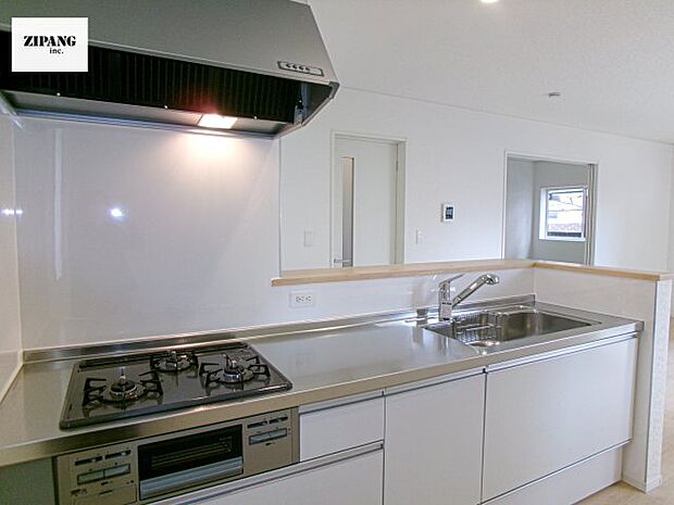 【キッチン】【キッチン】お子さまや家族と距離感近く料理が可能な対面式のシステムキッチンです。3口コンロのキッチンでお料理のレパートリーが増えそうです♪