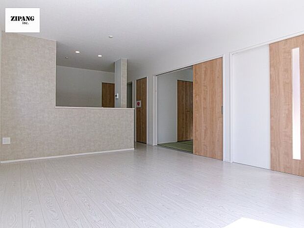 【居間・リビング】【リビング】キッチンと一体になったリビングはひろびろとしたくつろぎ空間を実現しています。