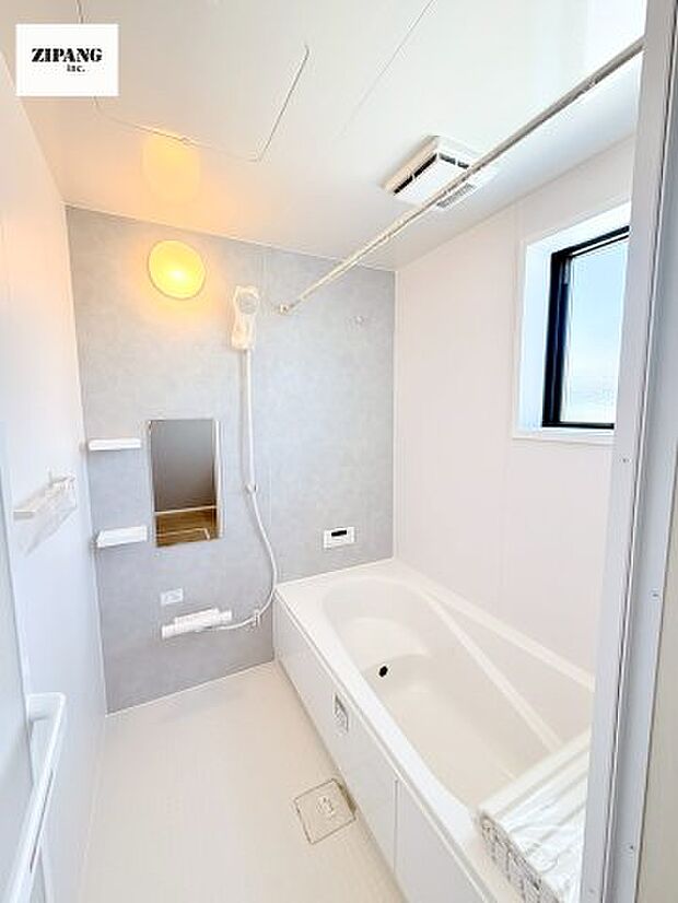 【風呂】【浴室】1坪タイプのお風呂。浴室暖房換気乾燥機付きで、雨の日の洗濯や冬の入浴を快適に過ごせます。