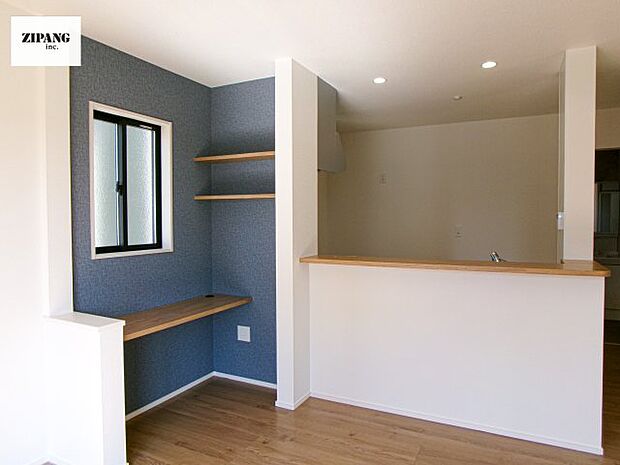 【居間・リビング】【スタディカウンター】リビングの一角に設置されたカウンターは、お子様の勉強や家事、ワークスペースに好評です。 