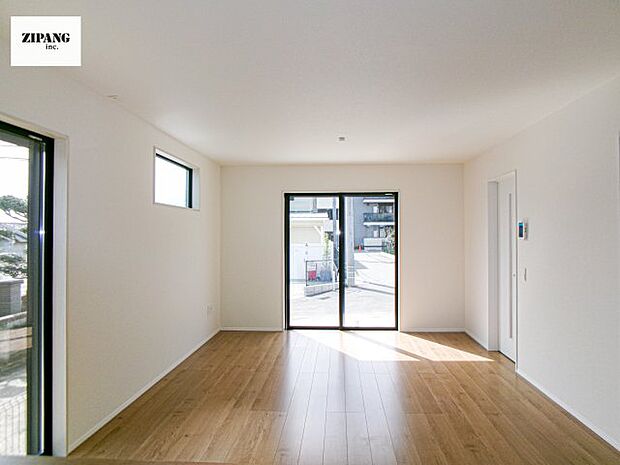 【居間・リビング】【リビング】キッチンと一体になったリビングはひろびろとしたくつろぎ空間を実現しています。 