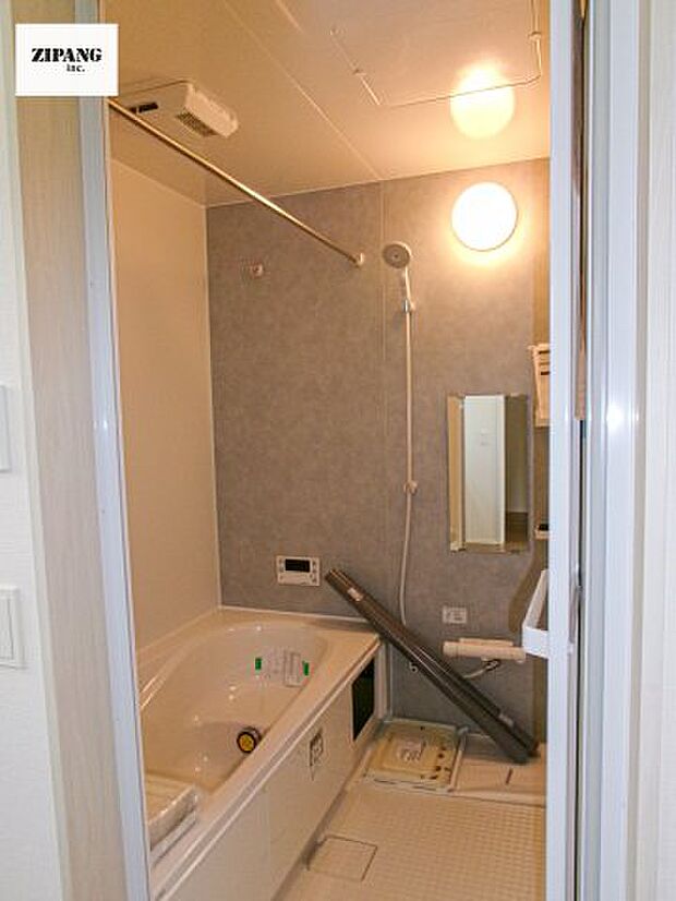 【風呂】【浴室】1坪タイプのお風呂。浴室暖房換気乾燥機付きで、雨の日の洗濯や冬の入浴を快適に過ごせます。