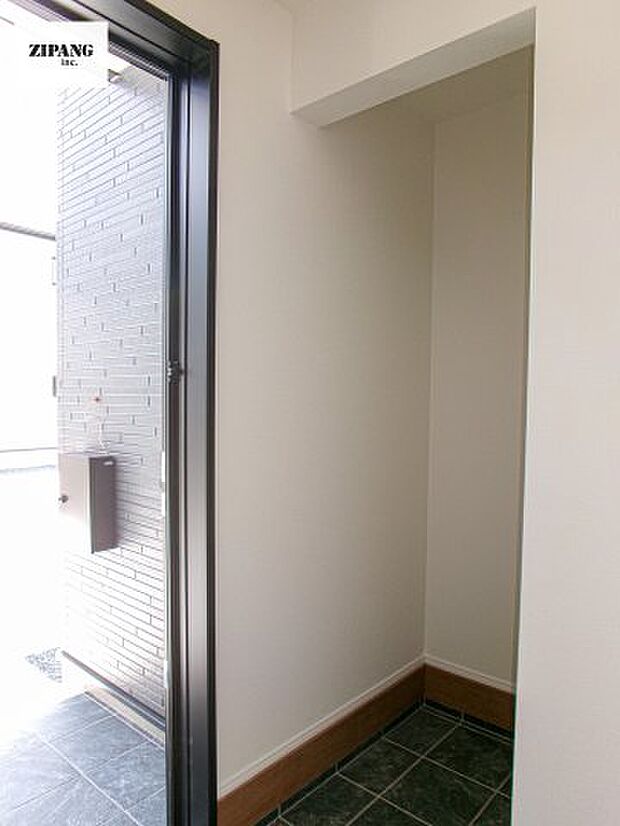 【収納】【シューズインクローク】玄関脇の奥行きがあるスペースは靴を履いたまま雨具やベビーカーを片付けられます。