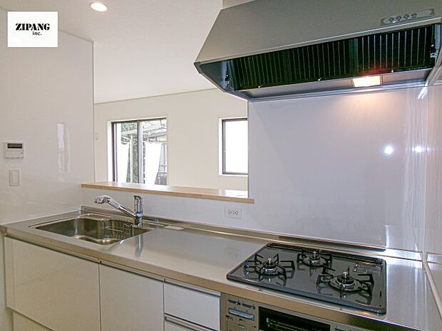 【キッチン】【キッチン】お子さまや家族と距離感近く料理が可能な対面式のシステムキッチンです。3口コンロのキッチンでお料理のレパートリーが増えそうです♪