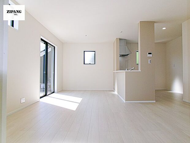 【居間・リビング】【リビング】キッチンと一体になったリビングはひろびろとしたくつろぎ空間を実現しています。 