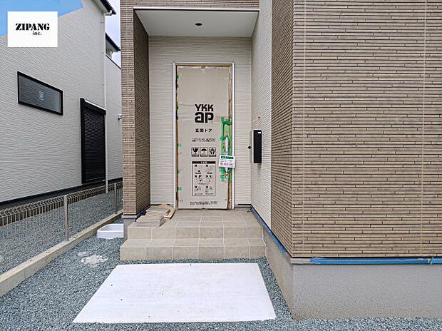 【玄関】【断熱玄関ドア】断熱性能にとって開口部の玄関はとても大事です。雨にぬれずに郵便物をとることができるポスト、テレビカメラ付きのインターホンがあります。