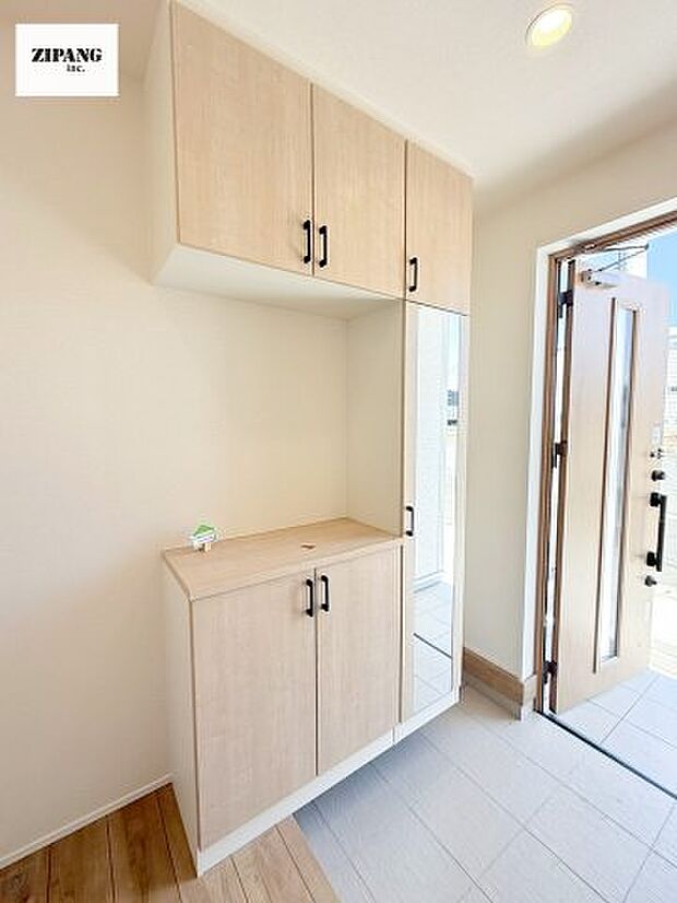 【玄関】【玄関】明るくすっきりした玄関が家族を迎えてくれます。収納扉はミラー付きなのでお出かけ前に便利です。