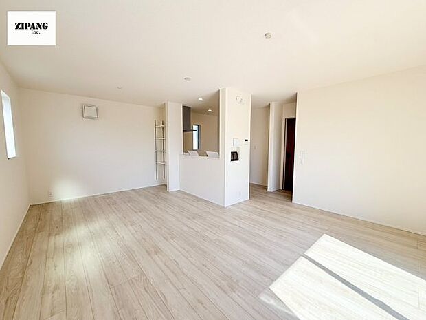 【居間・リビング】【リビング】キッチンと一体になったリビングはひろびろとしたくつろぎ空間を実現しています。