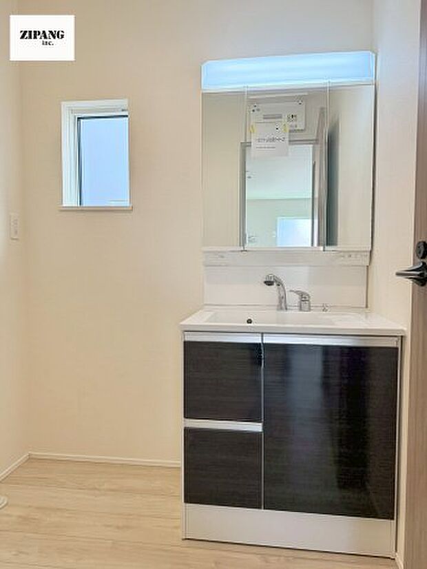 【独立洗面台】【洗面化粧台】三面鏡付きの洗面化粧台。曇り止め付きのミラーキャビネットを採用。ミラーの内側は収納になっており歯磨きセットなどの保管に便利です。