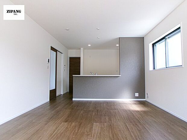 【居間・リビング】【リビング】キッチンと一体になったリビングはひろびろとしたくつろぎ空間を実現しています。 