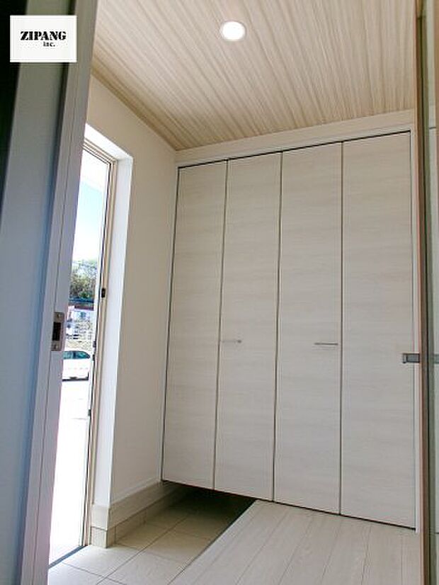 【収納】【玄関】明るい玄関。大容量の収納スペースは大家族でもらくらく収納可能です。 