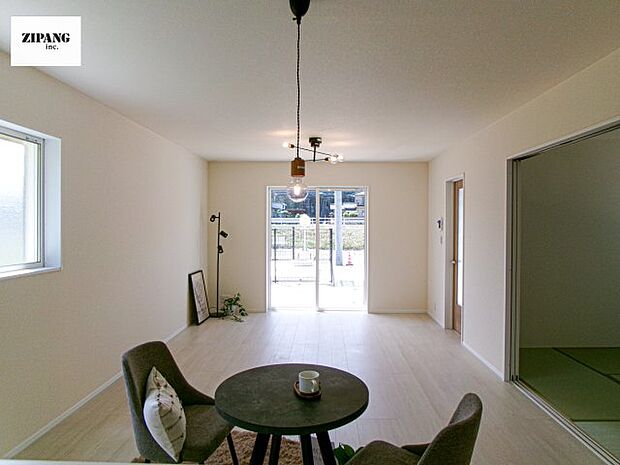 【居間・リビング】【リビング】キッチンと一体になったリビングはひろびろとしたくつろぎ空間を実現しています。 モデル家具設置中！家具配置の参考になります♪ 