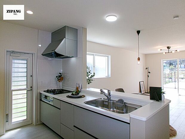 【キッチン】【キッチン】お子さまや家族と距離感近く料理が可能な対面式のシステムキッチンです。3口コンロのキッチンでお料理のレパートリーが増えそうです♪ 