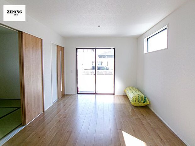 【居間・リビング】【リビング】キッチンと一体になったリビングはひろびろとしたくつろぎ空間を実現しています。