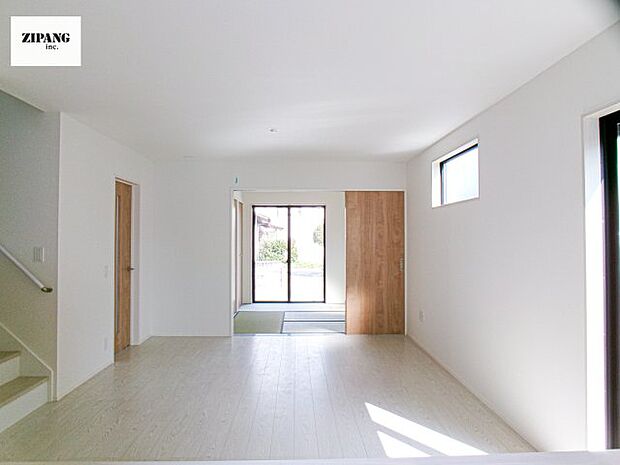 【居間・リビング】【リビング】キッチンと一体になったリビングはひろびろとしたくつろぎ空間を実現しています。 