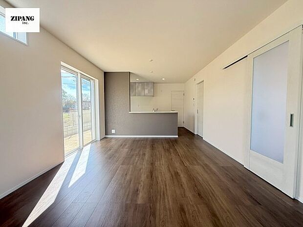 【居間・リビング】【リビング】キッチンと一体になったリビングはひろびろとしたくつろぎ空間を実現しています。 