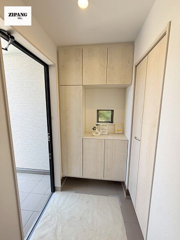 【玄関】【玄関】陽が差し込む明るい玄関。大容量の収納スペースは大家族でもらくらく収納可能です。 