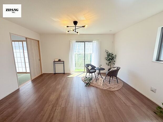 【居間・リビング】【リビング】キッチンと一体になったリビングはひろびろとしたくつろぎ空間を実現しています。 