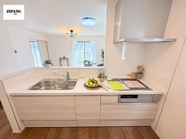 【キッチン】【キッチン】お子さまや家族と距離感近く料理が可能な対面式のシステムキッチンです。IHの3つ口コンロでお料理のレパートリーが増えそうです。 