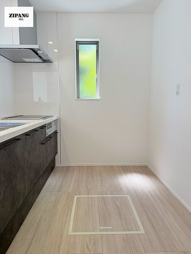 【キッチン】【キッチン】お子さまや家族と距離感近く料理が可能な対面式のシステムキッチンです。IHの3つ口コンロでお料理のレパートリーが増えそうです。 