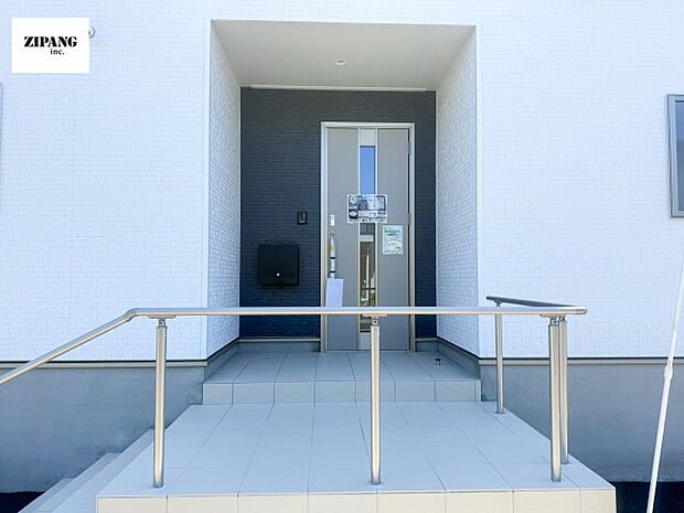【玄関】【断熱玄関ドア】断熱性能にとって開口部の玄関はとても大事です。雨にぬれずに郵便物をとることができるポスト、テレビカメラ付きのインターホンがあります。 