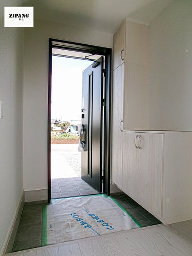 【玄関】【玄関】明るい玄関。大容量の収納スペースは大家族でもらくらく収納可能です。