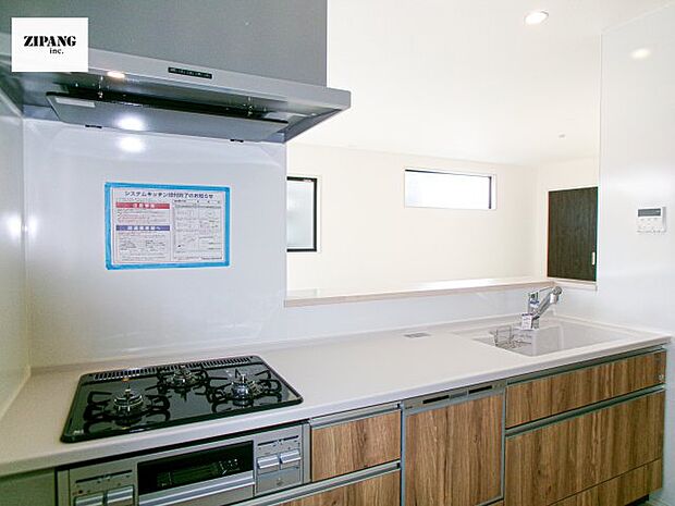 【キッチン】【キッチン】お子さまや家族と距離感近く料理が可能な対面式のシステムキッチンです。3口コンロのキッチンでお料理のレパートリーが増えそうです♪ 