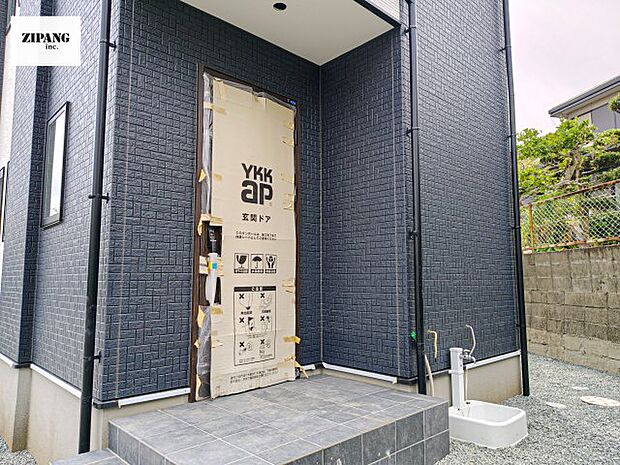 【玄関】【断熱玄関ドア】断熱性能にとって開口部の玄関はとても大事です。玄関先にはポスト、テレビカメラ付きのインターホンがあります。