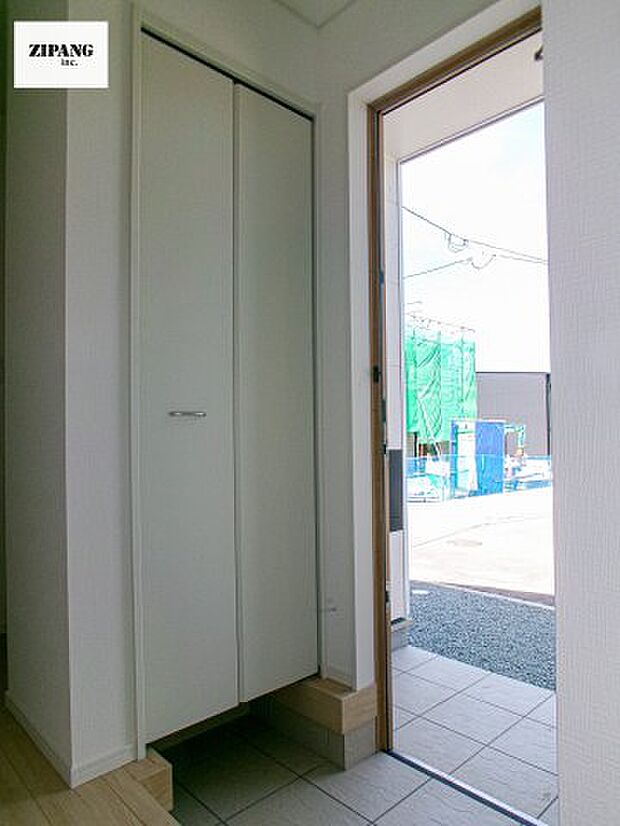 【玄関】【玄関】明るくすっきりした玄関が家族やお客さまを迎えてくれます。玄関タイルはお掃除しやすく清潔を保てます♪
