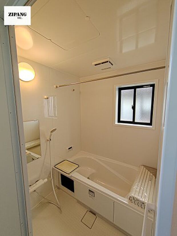 【風呂】【浴室】1坪タイプのお風呂。浴室暖房換気乾燥機付きで、雨の日の洗濯や冬の入浴を快適に過ごせます。