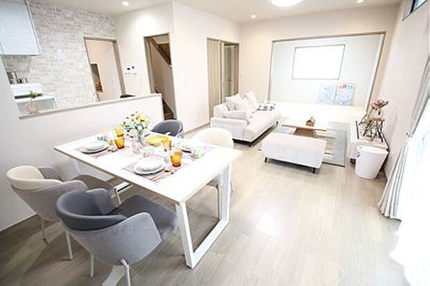 【LDK】キッチンからリビング・ダイニングが見渡せます。