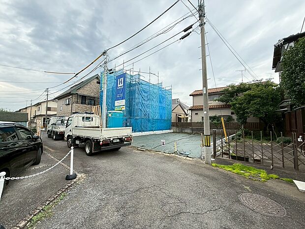 現地写真になります。綺麗な青空を感じながらお過ごしいただける穏やかな住環境になります。隣地との圧迫感もなく、プライバシーもしっかり守られたお家になります。